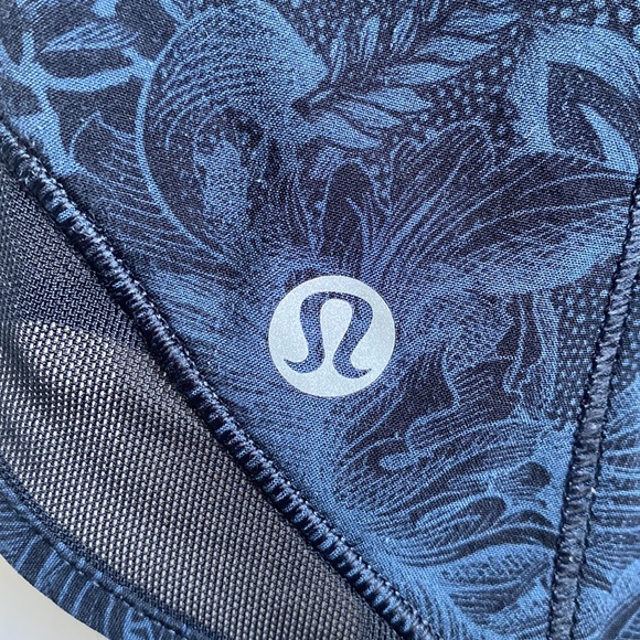 Lululemon black shorts with pattern - Picture 6 of 7